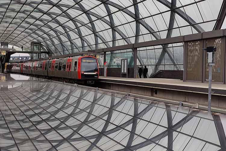 Synchronized clock system for railway station and underground metro station